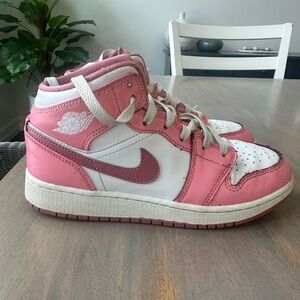 Nike Jordan 1 Mid - Valentines